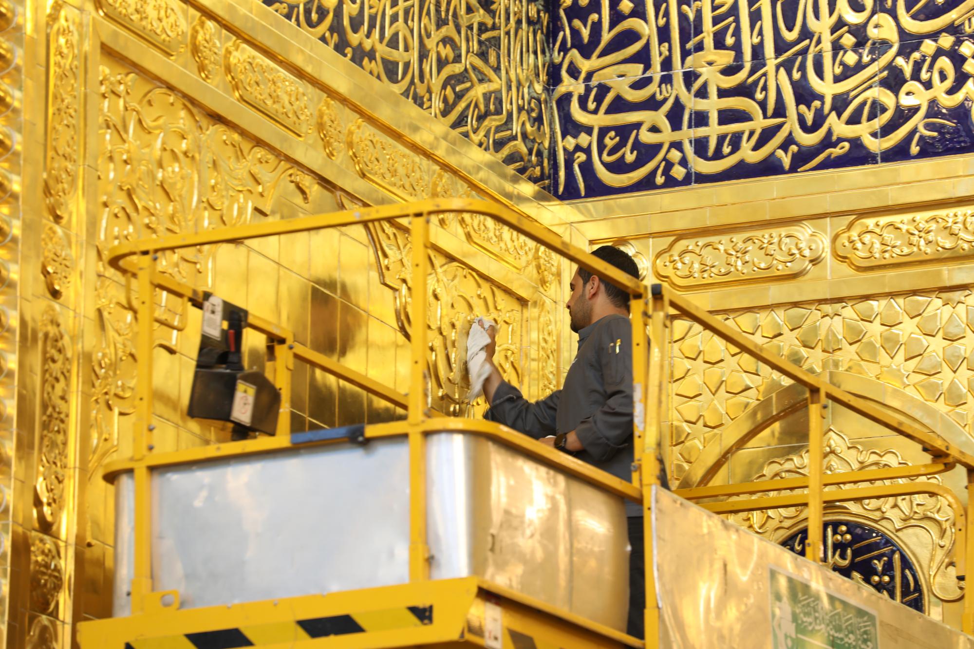 Beginning work of washing and cleaning Al-Abbas holy shrine (+Photos)
