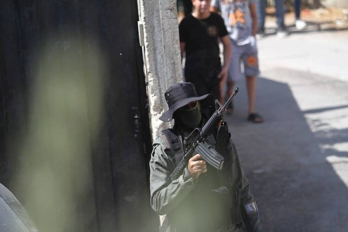 مقاومون فلسطينيون يشتبكون مع قوات الاحتلال الإسرائيلي اثناء اقتحام طولكرم