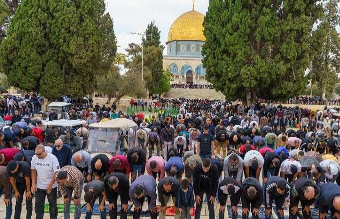 عشرات آلاف الفلسطينيين يؤدون صلاة الجمعة في المسجد الأقصى المبارك 
