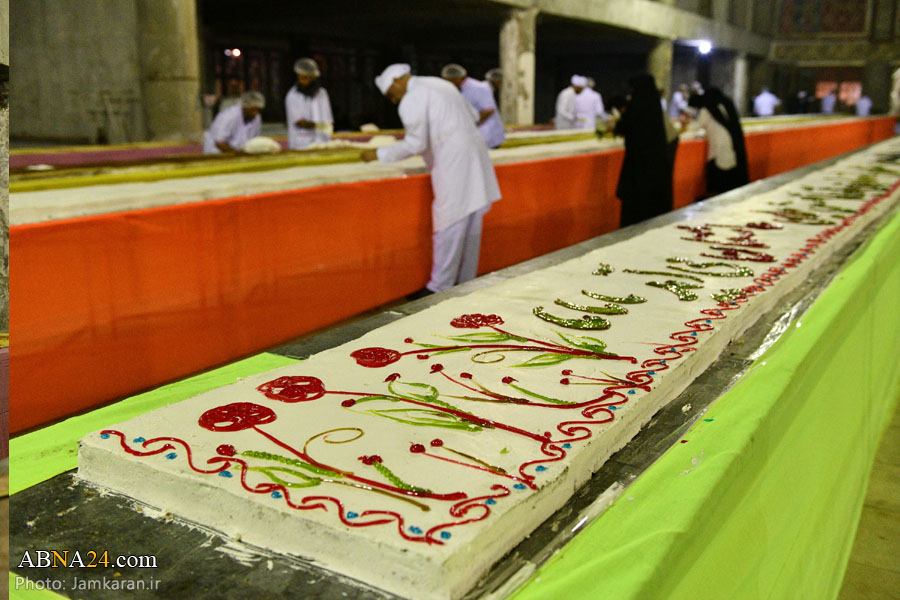 تقرير مصور / تحضير "كيك" بطول 313 متراً في مسجد جمكران المقدس بمناسبة ولادة الامام الحجة (عج)