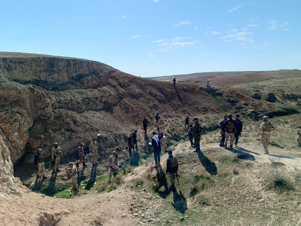 قوة عراقية من الحشد والجيش تقوم بعملية دهم وتفتيش في جنوب الموصل