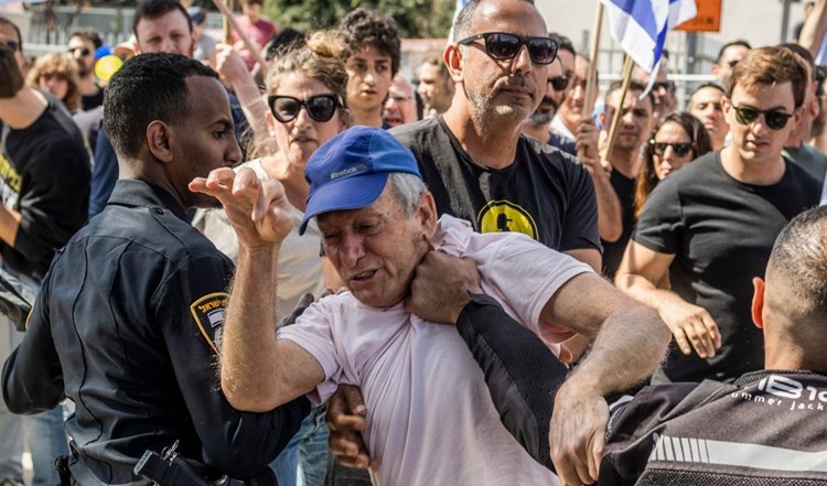 عسكري إسرائيلي سابق لوزير الأمن: سيكون دمنا على يديك