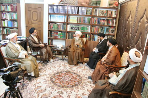 آیت الله نوری همدانی: خدمت به طلاب، خدمت به امام زمان (عج) است