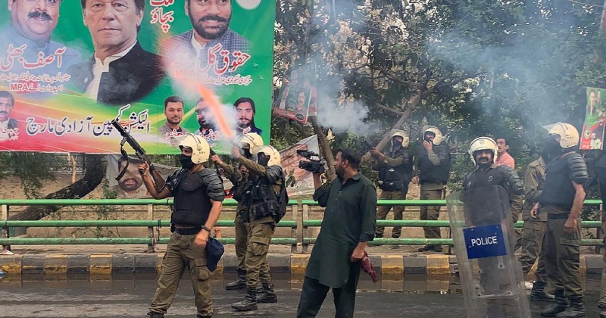 مواجهات بين أنصار عمران خان والشرطة خلال محاولة اعتقاله