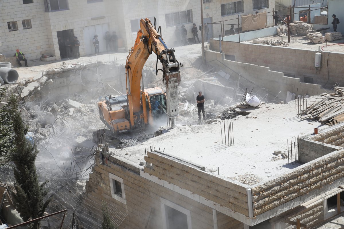 Israeli Bulldozers tear down a Palestinian building in Al-Quds