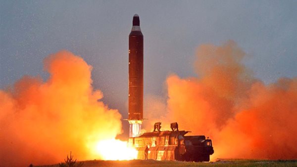كوريا الشمالية تطلق صاروخاً بالستياً قبيل قمة في اليابان