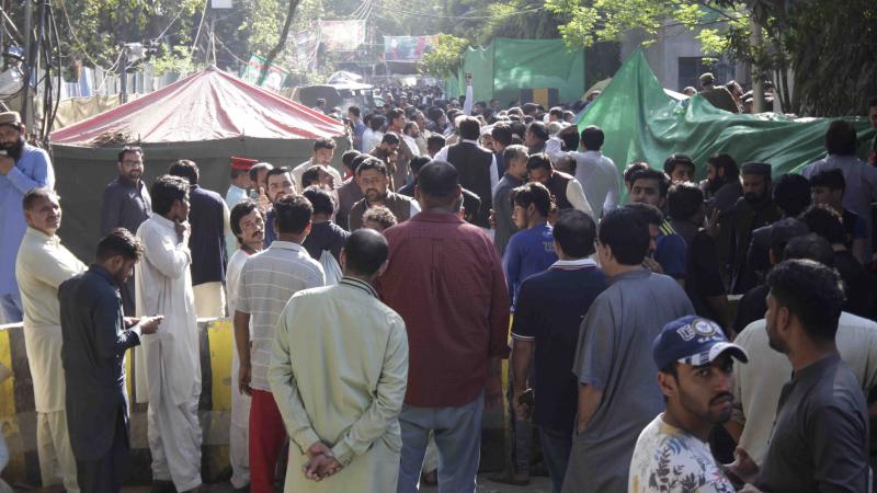 مؤيدو عمران خان يحيطون بمنزله منعاً لاعتقاله  