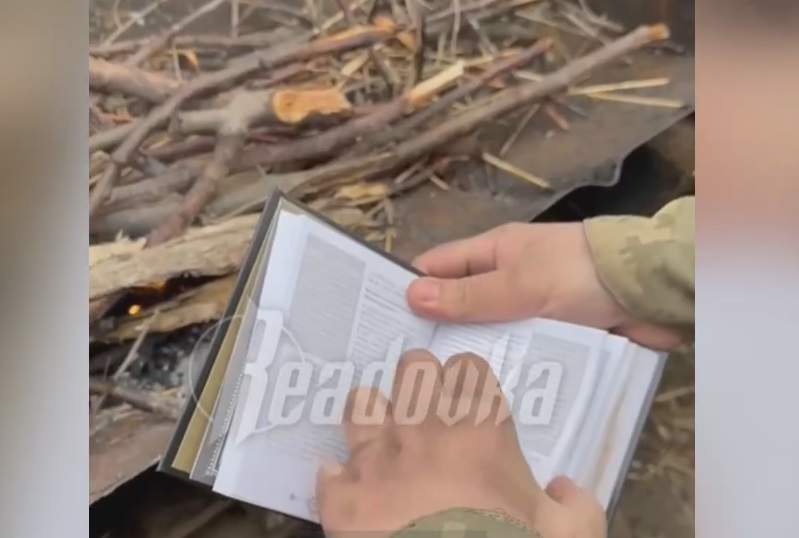 قوات أوكرانية تدنس القرآن الكريم ورئيس الشيشان يتوعد+(صور)