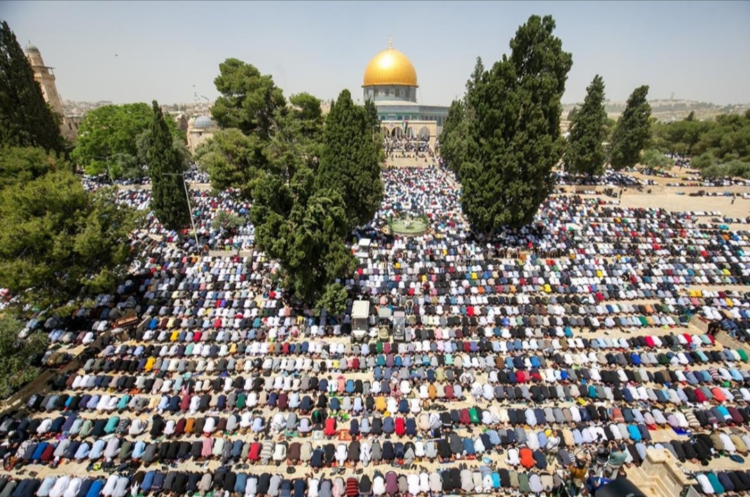 70,000 worshipers perform Friday prayer at Al-Aqsa Mosque