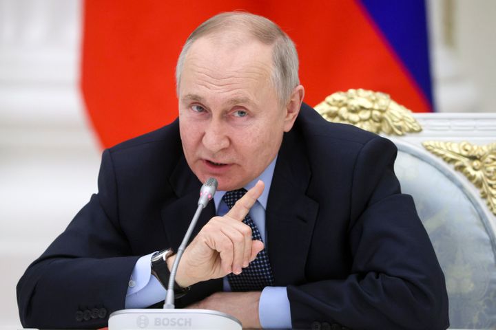 Путин Британијанын Украјнаны уранлы мәрмиләрлә тәмин едәҹәји тәгдирдә краллыг режиминин пешман олаҹағыны билдириб