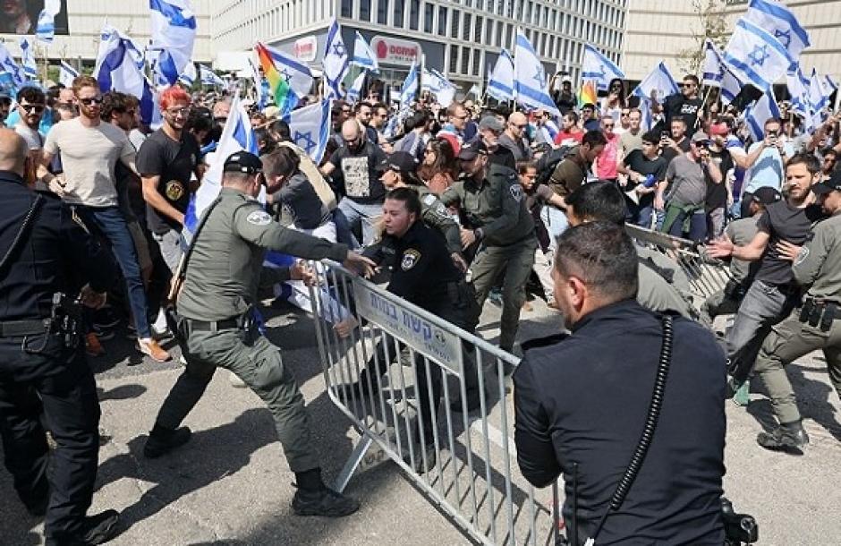 قطع طرقات وإحراق إطارات في "تل أبيب".. والكنيست يُصدّق على منع عزل نتنياهو