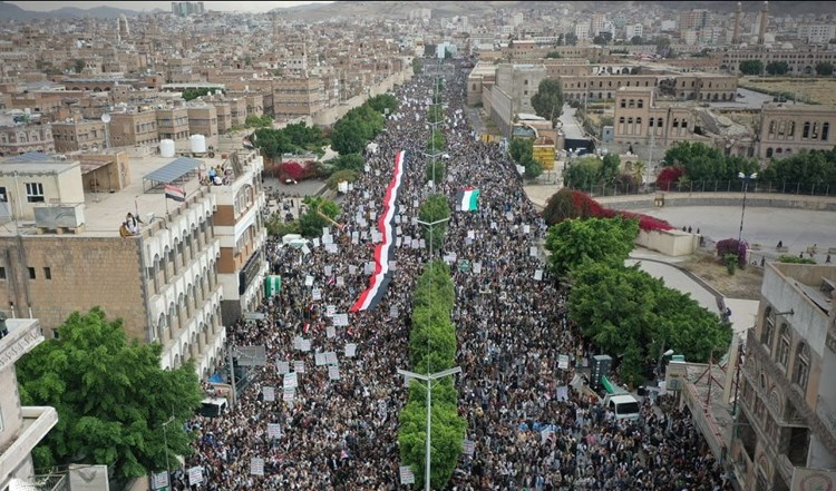 مسيرات "اليوم الوطني للصمود" في اليمن : تحذير للعدوان وتأكيد على المواجهة
