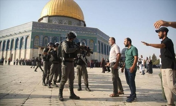 犹太复国主义士兵用催泪瓦斯袭击阿克萨清真寺的坐静斋戒者