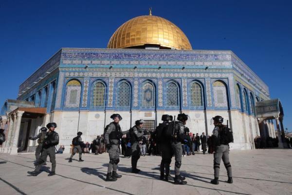 Israeli troops force out Muslim worshipers from al-Aqsa