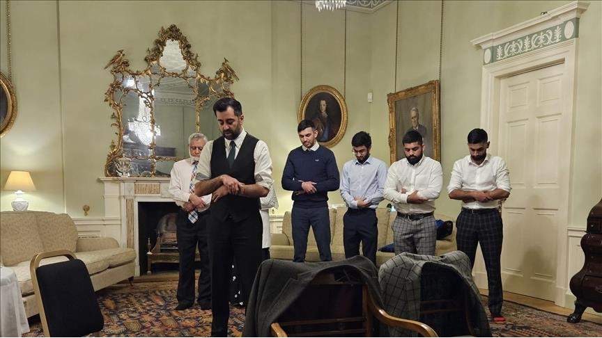 Novi škotski premijer Humza Yousaf predvodio namaz prvog dana u službenoj rezidenciji