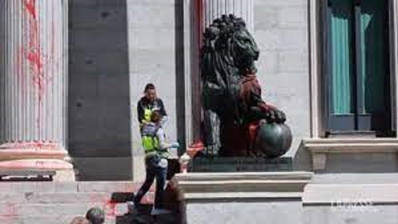 Spagna, vernice rossa sul Congresso: la protesta ambientalista