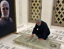 قائد فيلق القدس يزور ضريح الشهيد ابو مهدي المهندس بالنجف الاشرف