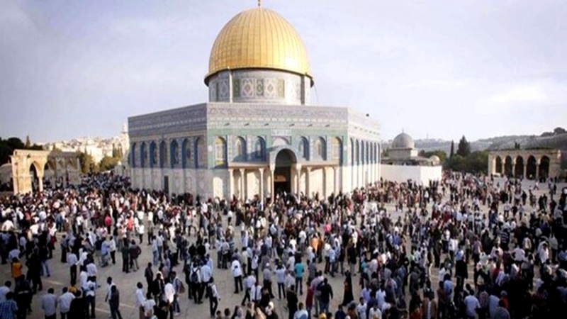 Dihalangi Pasukan Israel, Ribuan Orang Palestina Tetap Padati Masjid Al-Aqsa