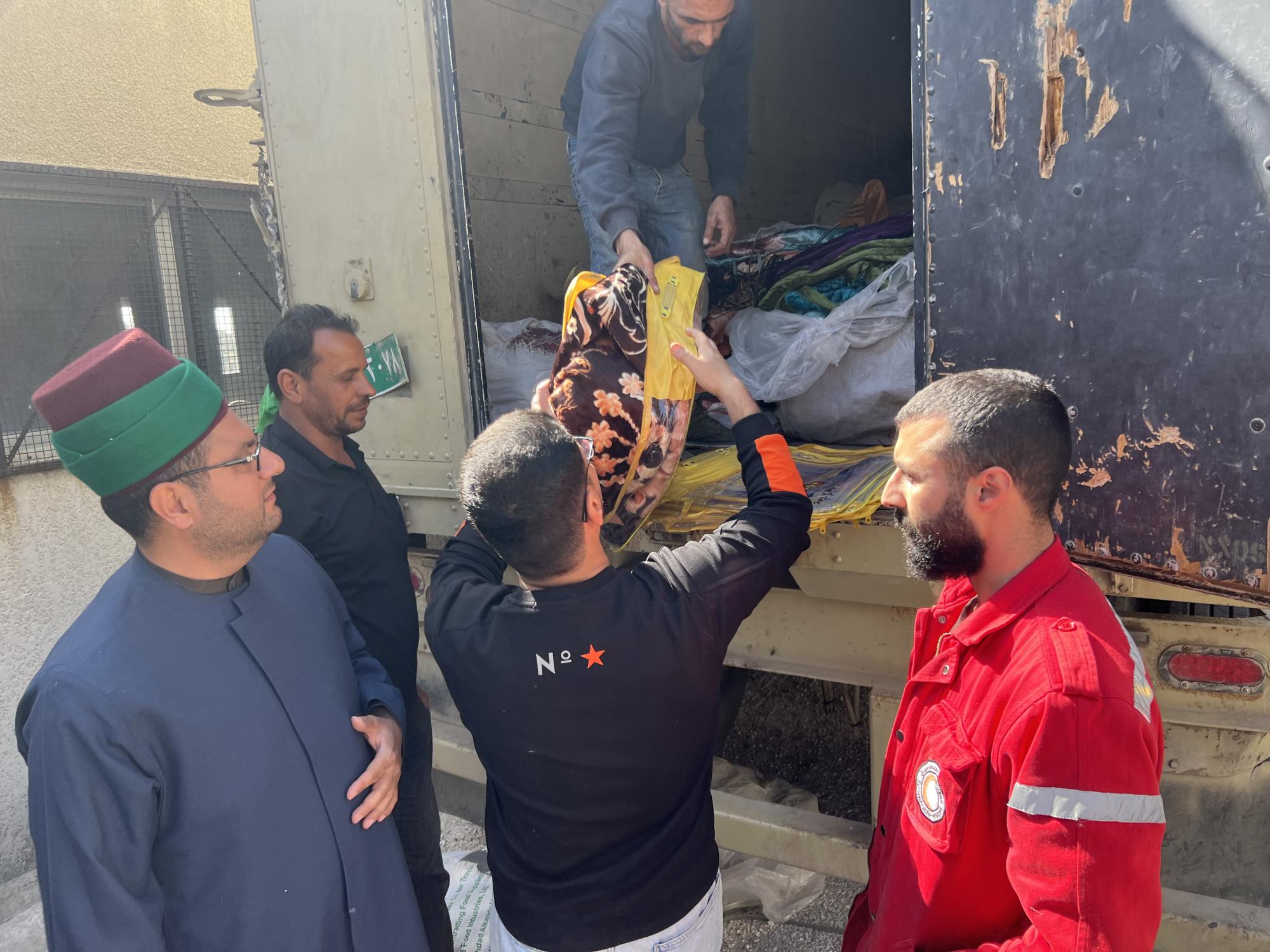 Al-Abbas shrine delegation to Syria reaches coastal areas, distributes hundreds of food baskets
