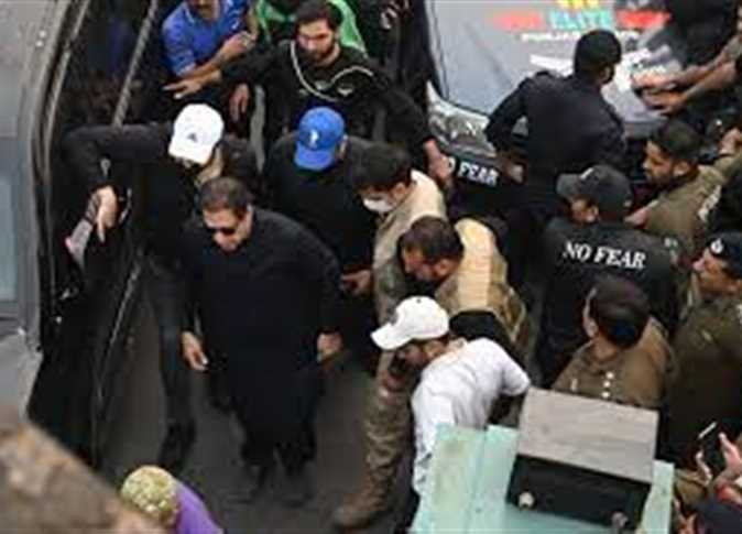 الشرطة الباكستانية تسلم عمران خان مذكرة قضائية من دون أن تعتقله