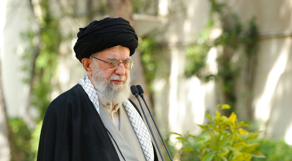 Ayatollah Khamenei: Envenenar alunas é um crime grave que não pode ser perdoado
