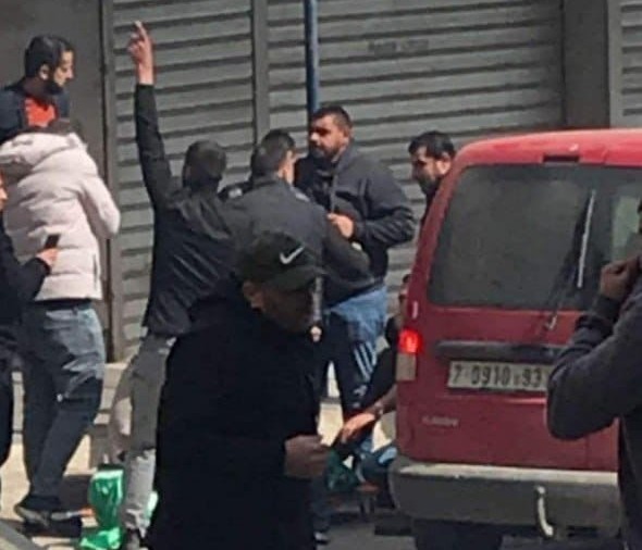 أجهزة أمن السلطة الفلسطينية يرئسها "محمود عباس" تعتدي على مواكب تشييع الشهداء