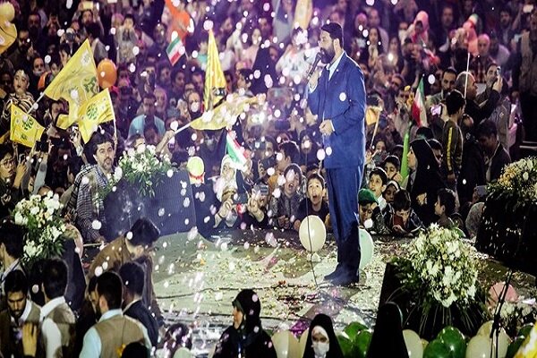 عشرات الآلاف يحتفلون بذكرى ولادة الامام المهدي(عج) والاطفال يرددون نشيد "سلام يا قائد"