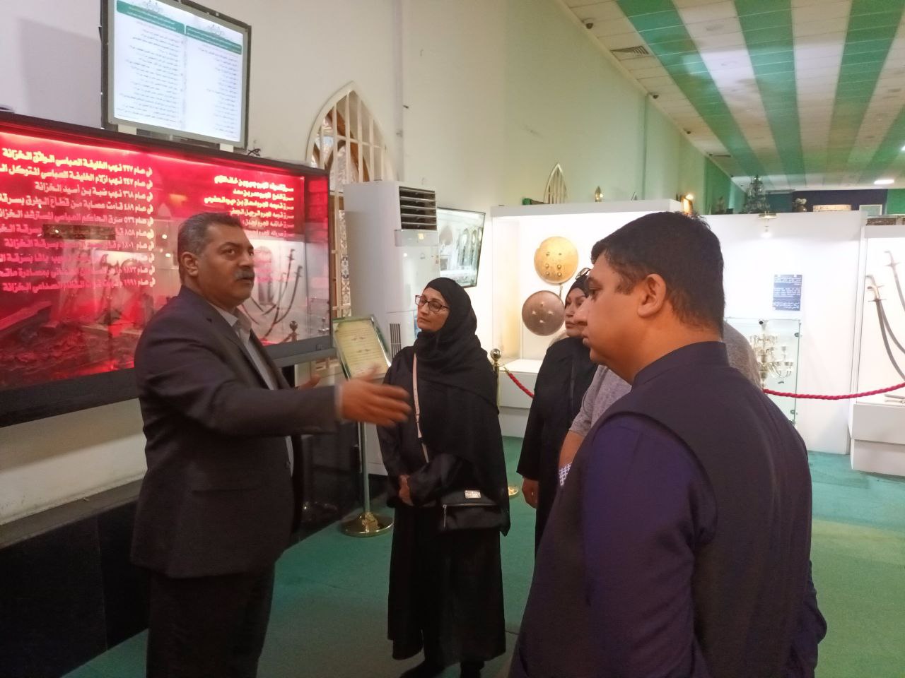 السفير الباكستاني يبدي تعجبه من حجم الخدمات الكبيرة التي تقدمها العتبتان المقدستان