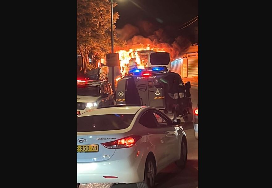 Video: Young men set fire extremist Jewish settlers bus after it entered Isawiya village in al-Quds