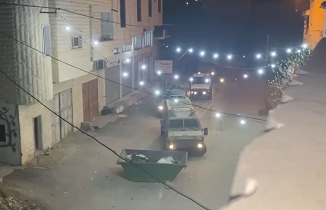 Video: Palestinian youth block road and shower with stones Israeli military vehicles in Tarqumiyah town, Al-Khalil