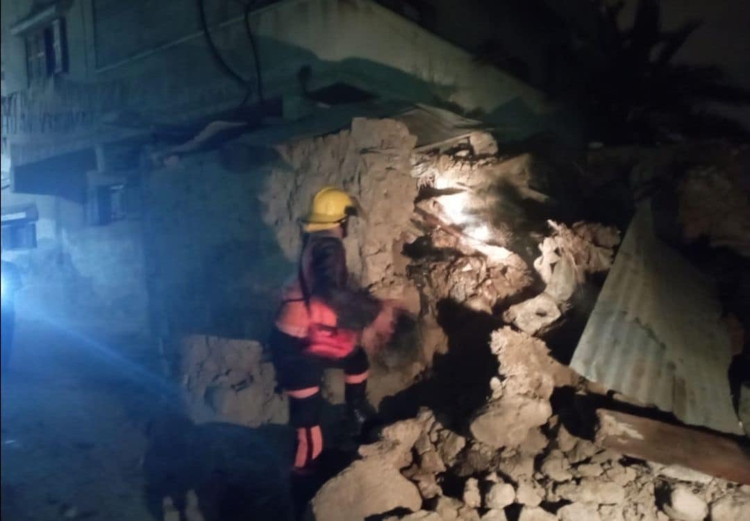 Video: 3 Palestinian martyrs pull out from an apartment targeted by Israeli airstrike in Khan Younis