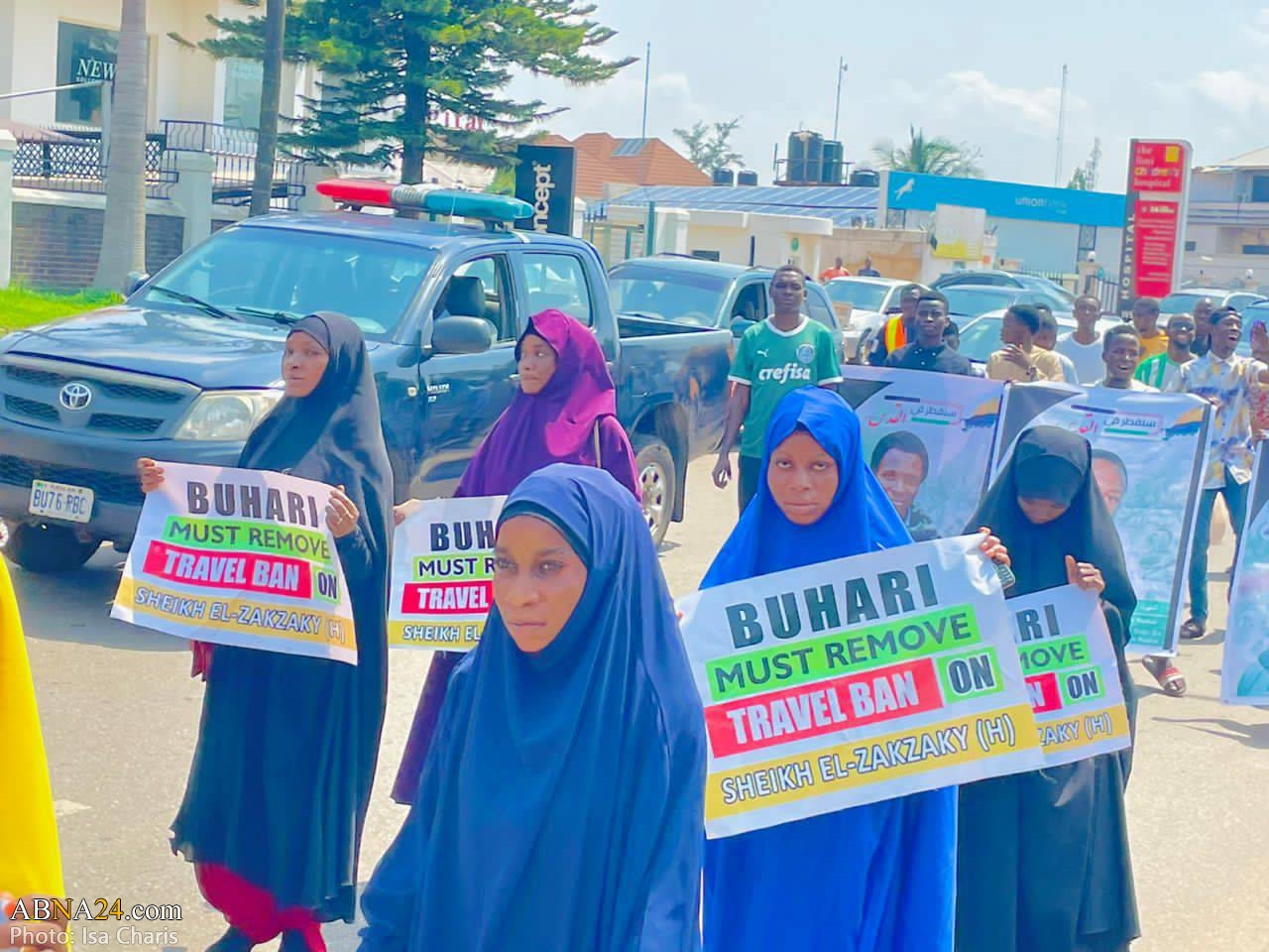 العاصمة النيجيرية تشهد مسيرات احتجاجية على سحب السلطات جواز السفر عن الشيخ الزكزكي+(صور)