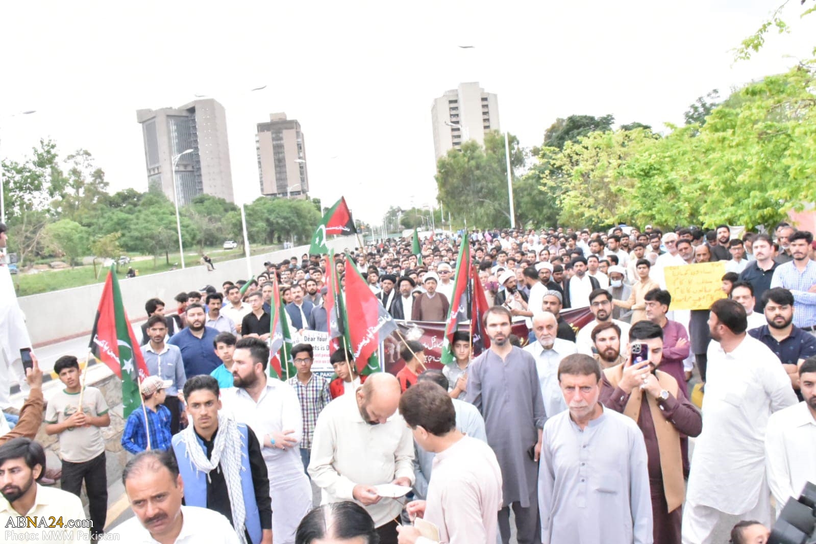 تقرير مصور / مظاهرات واسعة احتجاجية في اسلام آباد على قتل 7 معلمين شيعة على يد تكفيريين
