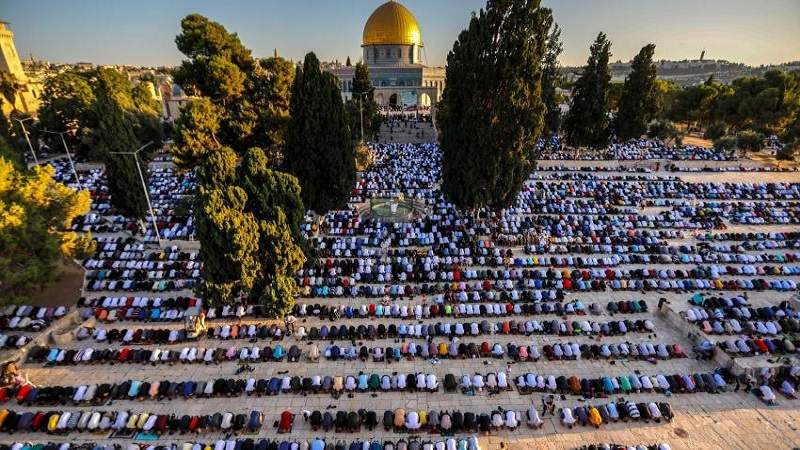 40 ألف فلسطيني يؤدون صلاة الجمعة والغائب على شهداء غزة في باحات المسجد الأقصى