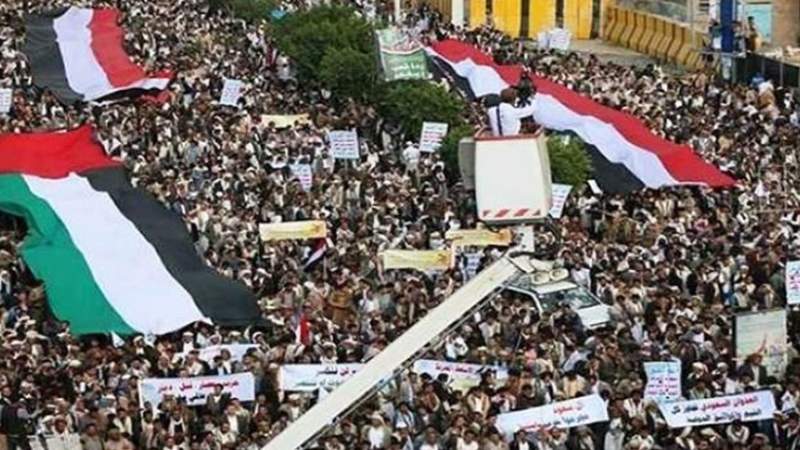الحشود الجماهيرية اليمنية تتوافد لتشارك في مسيرات "ثأر الأحرار" دعما للشعب الفلسطيني 