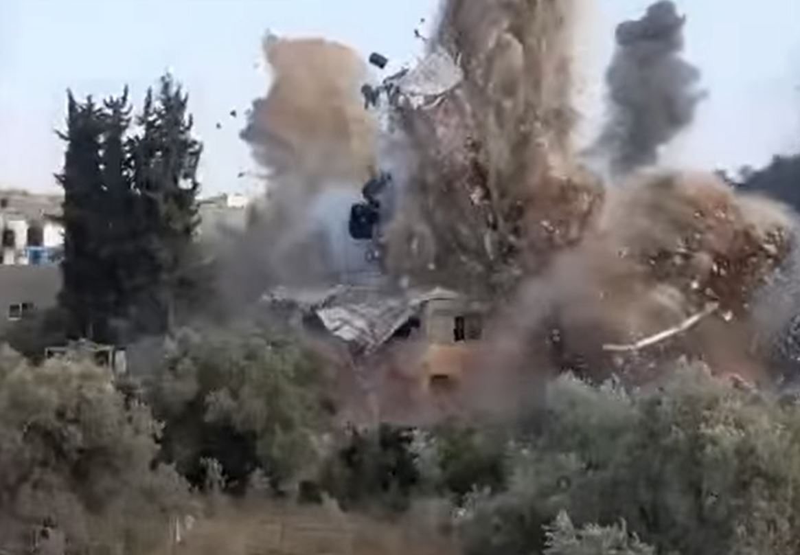 Video: Israeli occupation warplanes completely destroyed a house in al-Zaytoon area, Gaza