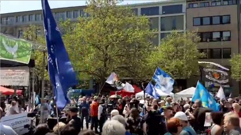 Антивоенная демонстрация в немецком Ганновере