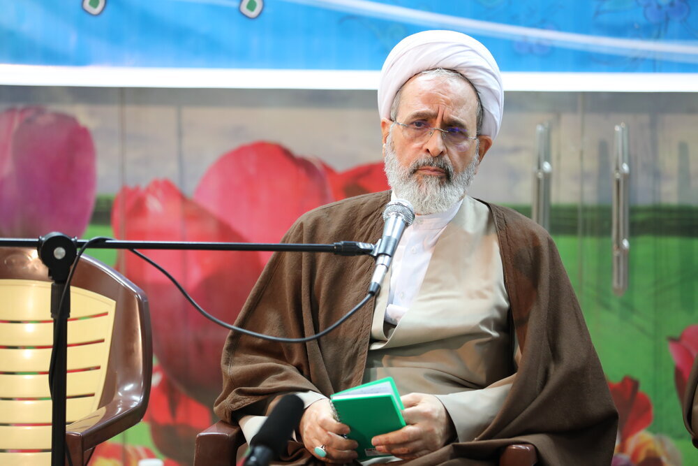 Ayatollah Arafi: Clergy apparel , uniform of service to people