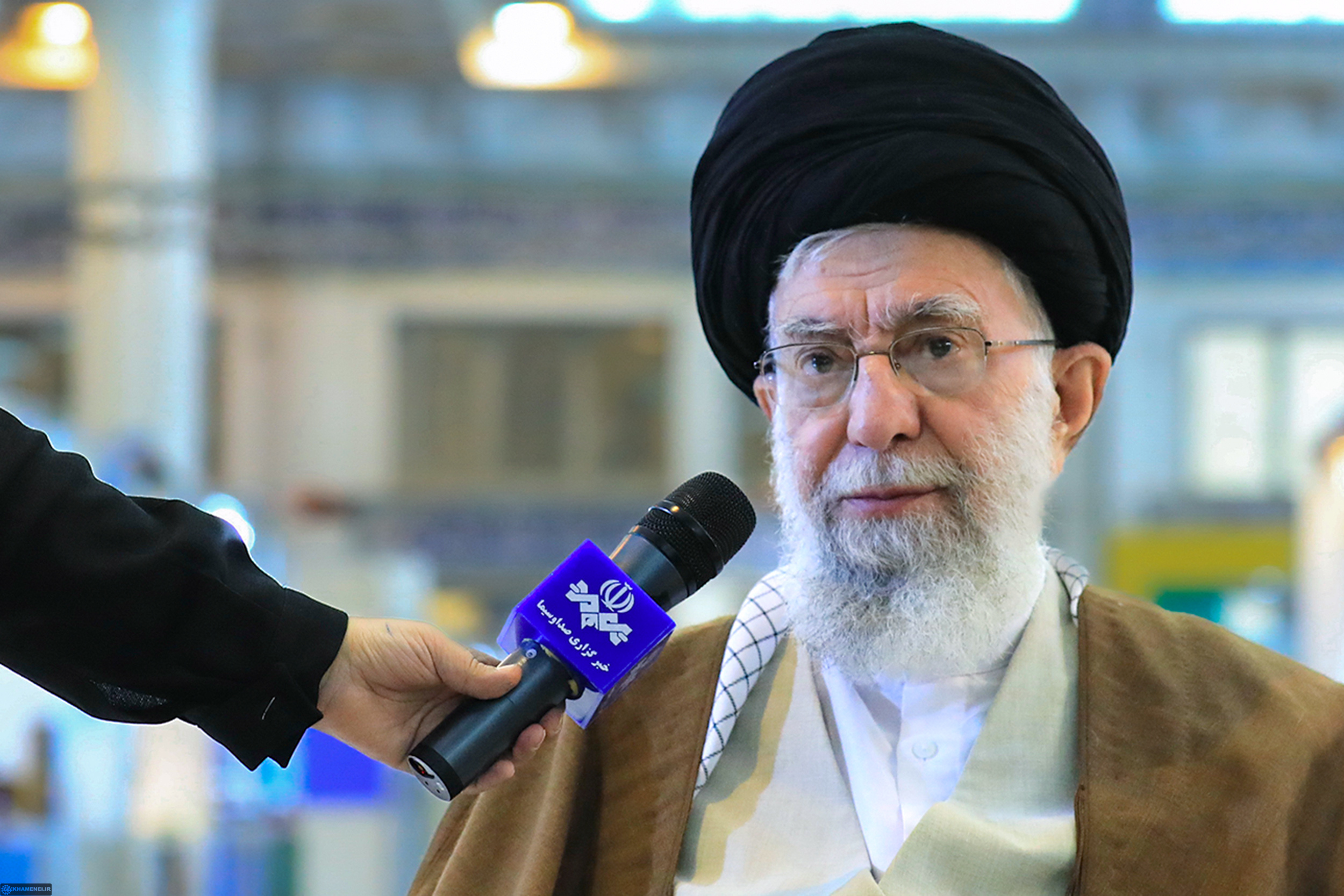 Imam Khamenei: Books hold ‘high status’ in Iranian culture