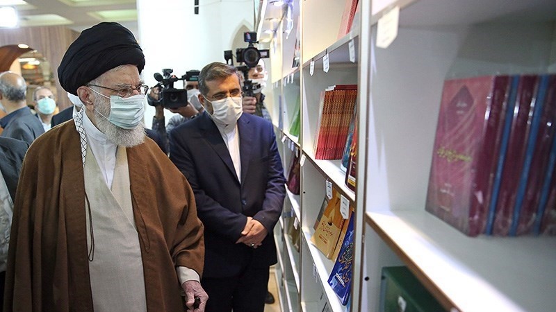 Ayetullah Hamanei Tahran Kitap Fuarı'nı ziyaret etti