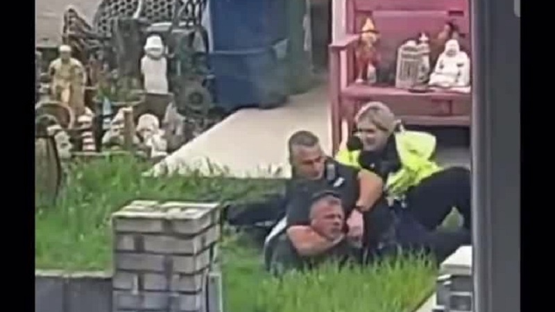 Шокирующие кадры жестокости валлийской полиции при задержании мужчины
