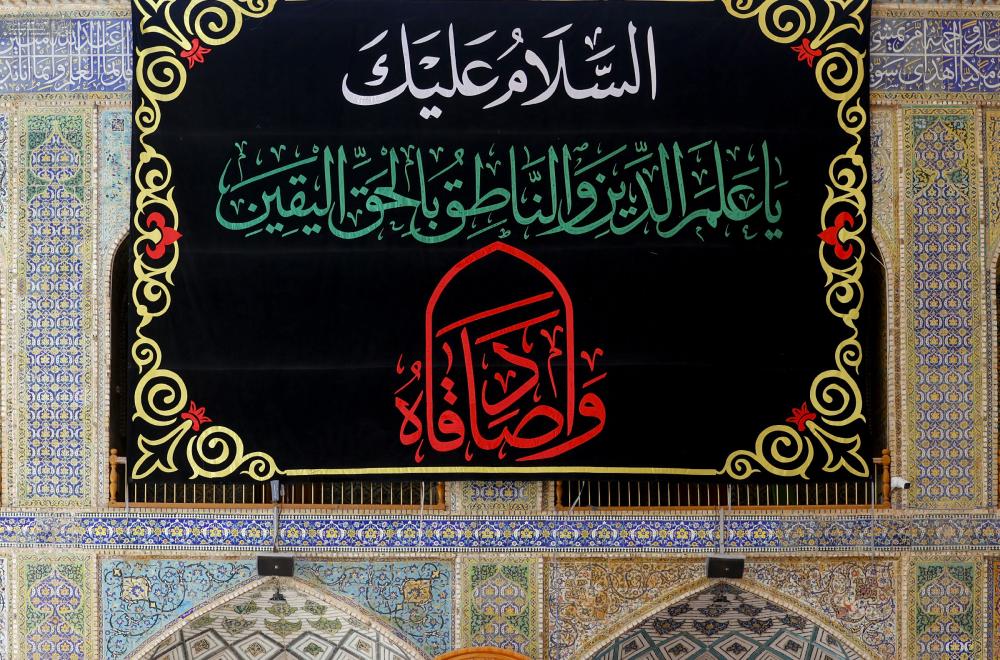 نشر معالم الحزن واللافتات السوداء بذكرى شهادة الإمام الصادق(ع) في صحن امير المؤمنين (ع) +(صور)