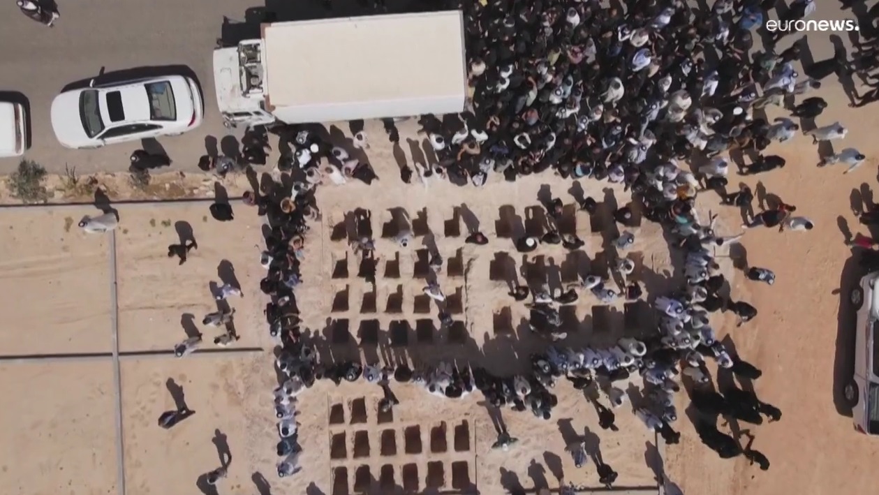   عراق در سوگ ۷۸ شیعه‌ای که توسط داعش اعدام شدند + ویدیو