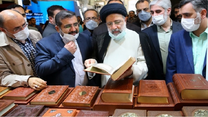 Reisi Tahran Kitap Fuarını ziyaret etti