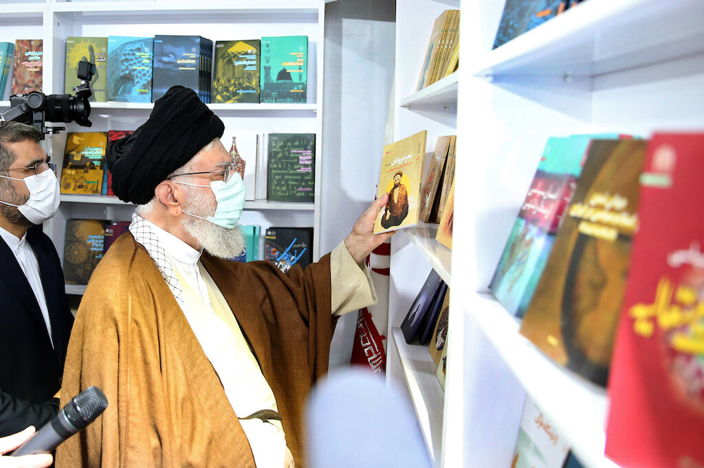 Video: The books Imam Khamenei mainly reads