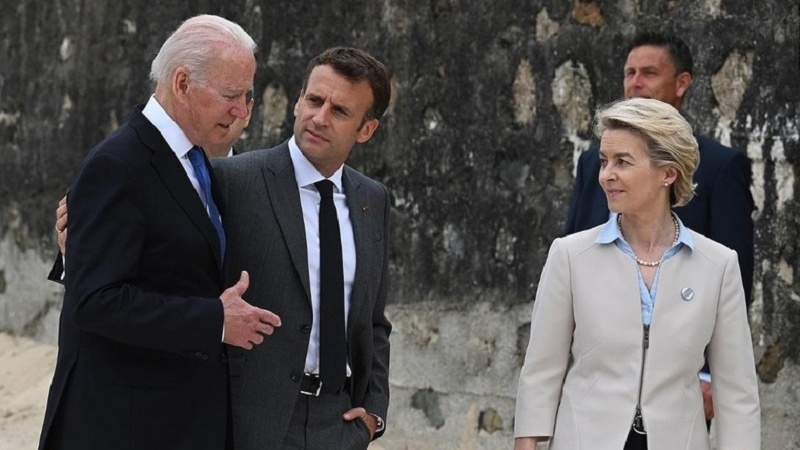 ロシア外相「マクロン仏大統領は米の家臣」