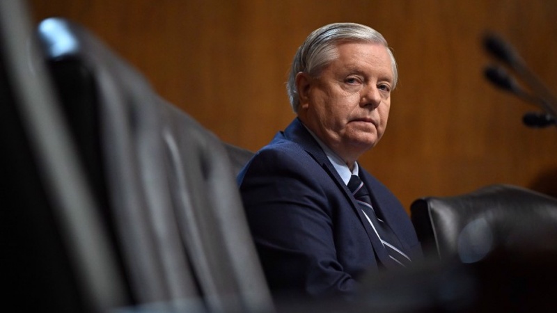 US-Senator gibt Scheitern der Sanktionen und Anstieg der Öleinnahmen Irans zu
