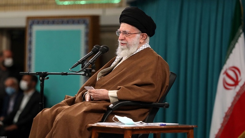 ڕابەری مەزنی شۆڕشی ئیسلامی لە دیدارێکدا لەگەڵ مامۆستایان : قوتابیان دەبێ شانازی بە ئێرانی بوونیان بکەن 