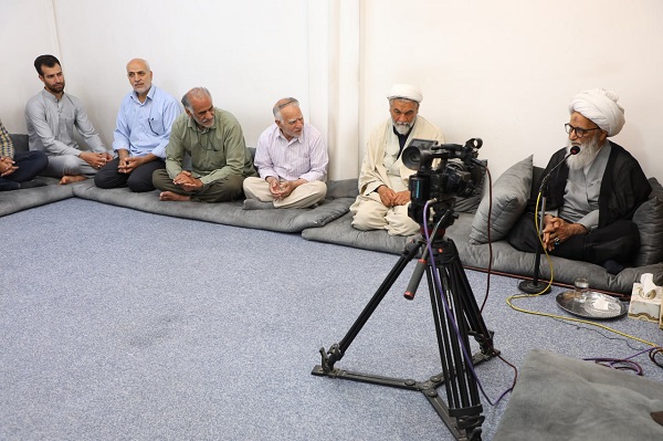 آية الله النجفي يؤكد الالتزام بالإسلام وتعاليمه الكريمة قولاً وعلماً