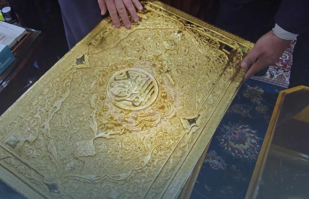 اهدای یک نسخه قرآن کریم از طلا و الماس به موزه امام حسین(ع)